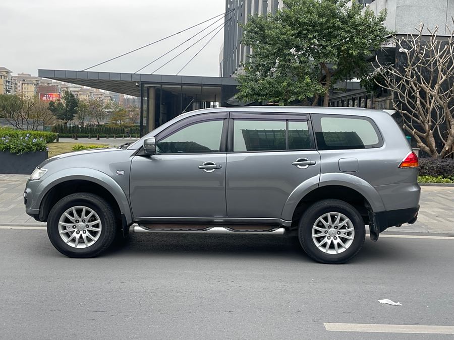 pajero-sport-2013-model-2-4l-manual-two-wheel-drive-comfort-edition-102142-7