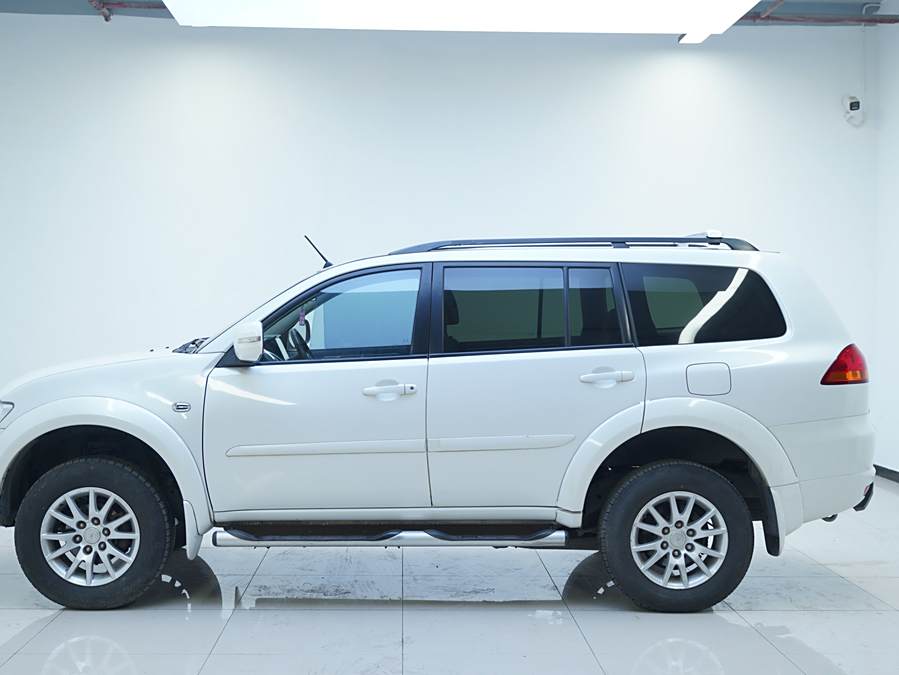 pajero-sport-2013-model-3-0l-automatic-two-wheel-drive-luxury-version-3-106864-6