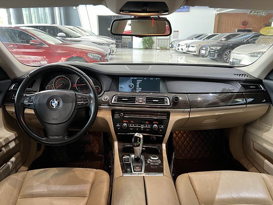 bmw-7-series-2009-740li-luxury-model-3-722087-20