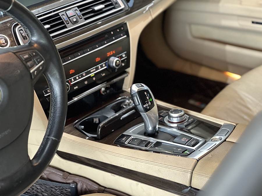 bmw-7-series-2009-740li-luxury-model-3-722087-8